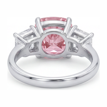 Afbeelding in Gallery-weergave laden, Roze verlovingsring 5,5 karaat labgekweekt kussengeslepen diamant drie stenen 14K witgoud
