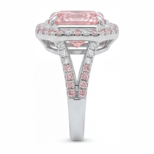Afbeelding in Gallery-weergave laden, Roze verlovingsring met 5,5 karaat labgekweekte radiant diamant, halo en gespleten scheen in 14k witgoud