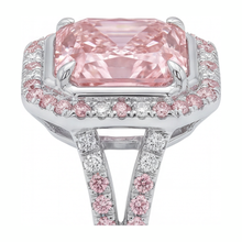 Afbeelding in Gallery-weergave laden, Roze verlovingsring met 5,5 karaat labgekweekte radiant diamant, halo en gespleten scheen in 14k witgoud