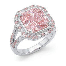 Afbeelding in Gallery-weergave laden, Roze verlovingsring met 5,5 karaat labgekweekte radiant diamant, halo en gespleten scheen in 14k witgoud