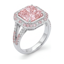 Afbeelding in Gallery-weergave laden, Roze verlovingsring met 5,5 karaat labgekweekte radiant diamant, halo en gespleten scheen in 14k witgoud