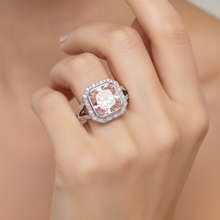 Afbeelding in Gallery-weergave laden, Roze verlovingsring met 5,5 karaat labgekweekte radiant diamant, halo en gespleten scheen in 14k witgoud