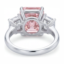 Afbeelding in Gallery-weergave laden, Verlovingsring met roze steen 5,5 karaat labgekweekt radiant diamant drie stenen kathedraal 14k Witgoud