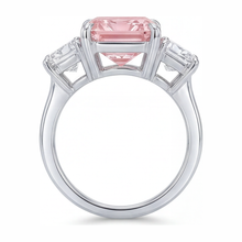Afbeelding in Gallery-weergave laden, Verlovingsring met roze steen 5,5 karaat labgekweekt radiant diamant drie stenen kathedraal 14k Witgoud