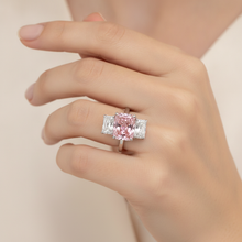 Afbeelding in Gallery-weergave laden, Verlovingsring met roze steen 5,5 karaat labgekweekt radiant diamant drie stenen kathedraal 14k Witgoud