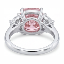 Afbeelding in Gallery-weergave laden, Roze diamanten ring 5 karaat labgekweekt kussenslijpsel driesteens 14k Witgoud
