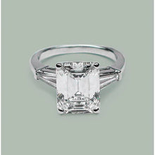 Afbeelding in Gallery-weergave laden, 5.80 Karaat Smaragd & Baguettes Natuurlijke Echte Diamant (Niet labgekweekt) Drie Steen Ring Witgoud Nieuw