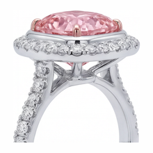 Afbeelding in Gallery-weergave laden, Roze diamanten ring 6 karaat labgekweekt kussenslijpsel halo pavé 14k witgoud