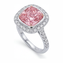 Afbeelding in Gallery-weergave laden, Roze diamanten ring 6 karaat labgekweekt kussenslijpsel halo pavé 14k witgoud
