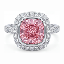 Afbeelding in Gallery-weergave laden, Roze diamanten ring 6 karaat labgekweekt kussenslijpsel halo pavé 14k witgoud