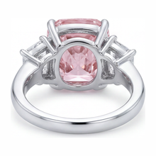 Afbeelding in Gallery-weergave laden, Roze verlovingsring 6 karaat labgekweekte kussengeslepen diamant drie stenen 14k witgoud