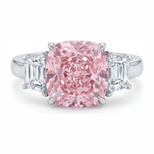 Afbeelding in Gallery-weergave laden, Roze verlovingsring 6 karaat labgekweekte kussengeslepen diamant drie stenen 14k witgoud