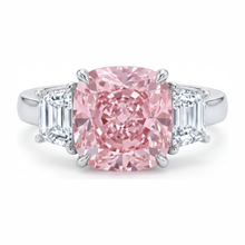Afbeelding in Gallery-weergave laden, Roze verlovingsring 6 karaat labgekweekte kussengeslepen diamant drie stenen 14k witgoud