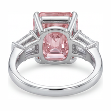 Afbeelding in Gallery-weergave laden, Roze diamanten ring 6 karaat labgekweekt radiant drie stenen kathedraalzetting 14k witgoud