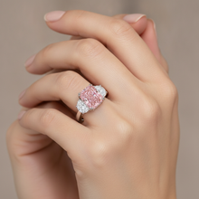 Afbeelding in Gallery-weergave laden, Labgekweekte roze diamanten ring 6 karaat radiantgeslepen driesteens glad 14k witgoud