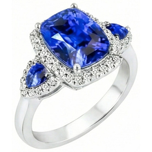 Afbeelding in Gallery-weergave laden, Ring met 7.25 Karaat Kussen Geslepen Ceylonese Saffier en Natuurlijke uit de aarde gewonnen Diamanten Witgoud 14K
