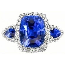 Afbeelding in Gallery-weergave laden, Ring met 7.25 Karaat Kussen Geslepen Ceylonese Saffier en Natuurlijke uit de aarde gewonnen Diamanten Witgoud 14K