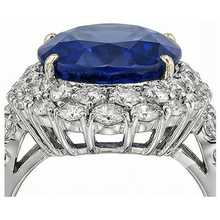 Afbeelding in Gallery-weergave laden, Ring met 7 Ct Ovale Sri Lanka Kleur Blauwe Saffier en IGI GECERTIFICEERDE Diamanten Witgoud 14K