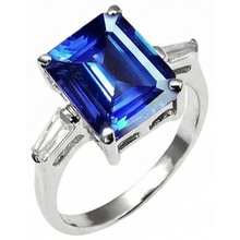 Afbeelding in Gallery-weergave laden, 8.30 karaat Emerald Cut Tanzanite & Baguettes verlovingsring