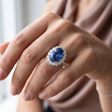 Afbeelding in Gallery-weergave laden, 9.75 Ct Ceylonsaffier en natuurlijke uit de aarde gewonnen diamanten jubileumring