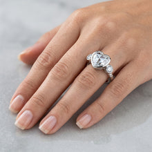 Afbeelding in Gallery-weergave laden, Antiek Rozet Diamant Drie-Steen Ring 2 karaat – 14K Witgoud