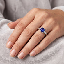 Afbeelding in Gallery-weergave laden, Baguette Diamant 3 Stenen Ring Diepblauwe Asscher Geslepen Saffier 2 Karaat