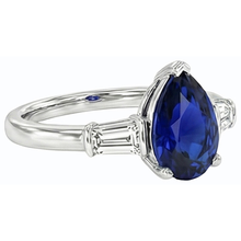 Afbeelding in Gallery-weergave laden, Baguette Diamant Drie Steen Ceylon Saffier Ring 2.50 Karaat