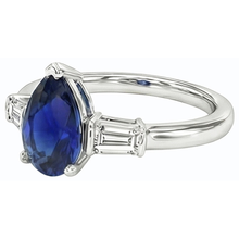 Afbeelding in Gallery-weergave laden, Baguette Diamant Drie Steen Ceylon Saffier Ring 2.50 Karaat