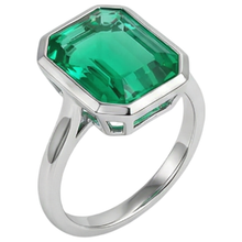 Afbeelding in Gallery-weergave laden, Smaragd Smaragd Slijpvorm Edelsteen Ring in 14K Witgoud – hoekaanzicht