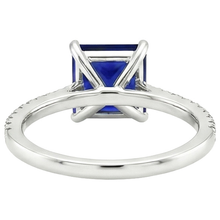 Afbeelding in Gallery-weergave laden, Ceylonsaffier en uit de aarde gewonnen diamanten 5.5 karaat solitaire accenten ring