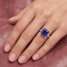 Afbeelding in Gallery-weergave laden, Ceylonsaffier en uit de aarde gewonnen diamanten 5.5 karaat solitaire accenten ring