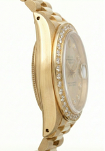 Afbeelding in Gallery-weergave laden, Champagnekleurige wijzerplaat met diamanten Rolex President-model, geelgouden lunette met diamanten