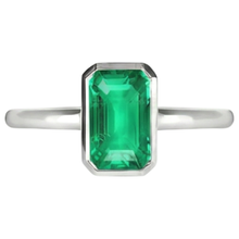 Afbeelding in Gallery-weergave laden, Smaragd Smaragd Slijpvorm Edelsteen Ring in 14K Witgoud – profielaanzicht