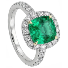 Afbeelding in Gallery-weergave laden, Cushion Colombiaanse Smaragd ring in Bicolor 14K Goud – hoekaanzicht