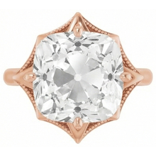 Afbeelding in Gallery-weergave laden, Briljant Cushion Slijpvorm Solitaire Ring in 14K Rosé Goud – zijaanzicht