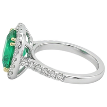 Afbeelding in Gallery-weergave laden, Fijne Smaragd Gekleurde Steen Ring 2,50 karaat Bicolor 14K Goud – hoekaanzicht