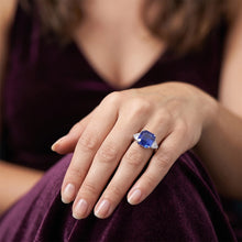 Afbeelding in Gallery-weergave laden, Dames Drie Stenen Ring Asscher Ceylon Saffier & Natuurlijke uit de aarde gewonnen Diamanten 4.50 Karaat