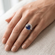 Afbeelding in Gallery-weergave laden, Dames edelsteen sieraden biljoen bezel set blauwe saffier ring 2 karaat