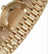 Afbeelding in Gallery-weergave laden, Datumjust Rolex gouden voorzitter-stijl horloge met witte Romeinse wijzerplaat en diamanten rand