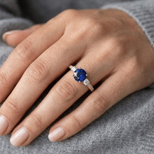 Afbeelding in Gallery-weergave laden, Diamanten Edelsteenring Blauwe Saffier 2 Karaat 3 Steenstijl Geel Goud
