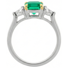 Afbeelding in Gallery-weergave laden, Cushion Fijne Smaragd ring in Bicolor 14K Goud – hoekaanzicht