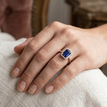 Afbeelding in Gallery-weergave laden, Diamond Halo Smaragd Ceylon Sapphire Ring Taps toelopende schacht 3 karaat goud