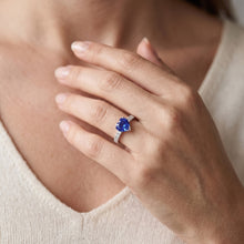 Afbeelding in Gallery-weergave laden, Diamond Solitaire Heart Blue Sapphire Ring met accenten 2,50 karaat