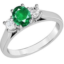 Afbeelding in Gallery-weergave laden, Drie stenen 3,30 karaat groene smaragd en diamanten trouwring 14K goud