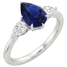 Afbeelding in Gallery-weergave laden, Drie Stenen Gouden Peervormige Ceylon Kleur Saffier & IGI GECERTIFICEERDE Diamanten Ring 6.75 Karaat