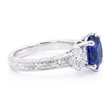 Afbeelding in Gallery-weergave laden, Drie stenen kussen Sapphire Ring antieke stijl Natuurlijke echte diamant ( niet in het laboratorium gekweekt )en 2,50 karaat