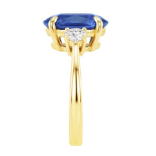 Afbeelding in Gallery-weergave laden, Drie Stenen Ovale Blauwe Saffier & Ronde Natuurlijke uit de aarde gewonnen Diamanten Ring Goud 5.50 Karaat