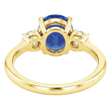 Afbeelding in Gallery-weergave laden, Drie Stenen Ovale Blauwe Saffier & Ronde Natuurlijke uit de aarde gewonnen Diamanten Ring Goud 5.50 Karaat