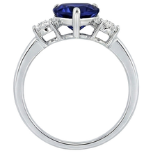 Afbeelding in Gallery-weergave laden, Driestenen Ring Hartvormige Blauwe Saffier Rond & Natuurlijke uit de aarde gewonnen Diamanten 8 Karaat