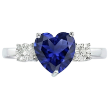 Afbeelding in Gallery-weergave laden, Driestenen Ring Hartvormige Blauwe Saffier Rond & Natuurlijke uit de aarde gewonnen Diamanten 8 Karaat